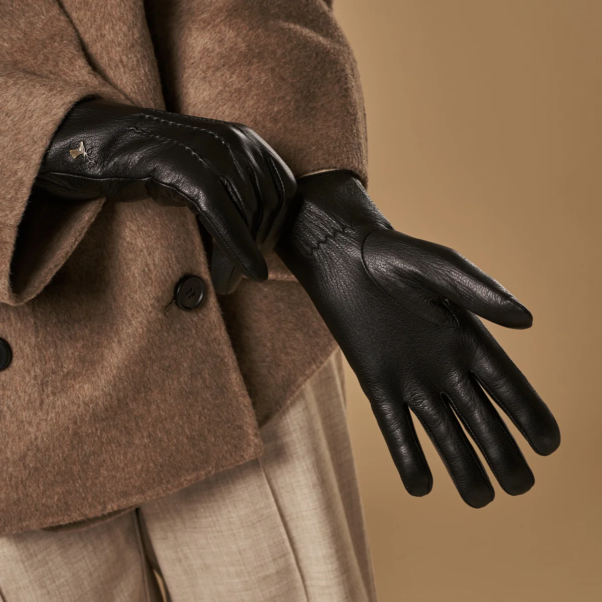 Alessandra (black) - Goatskin leather gloves with lambswool lining & touchscreen feature - Image 10