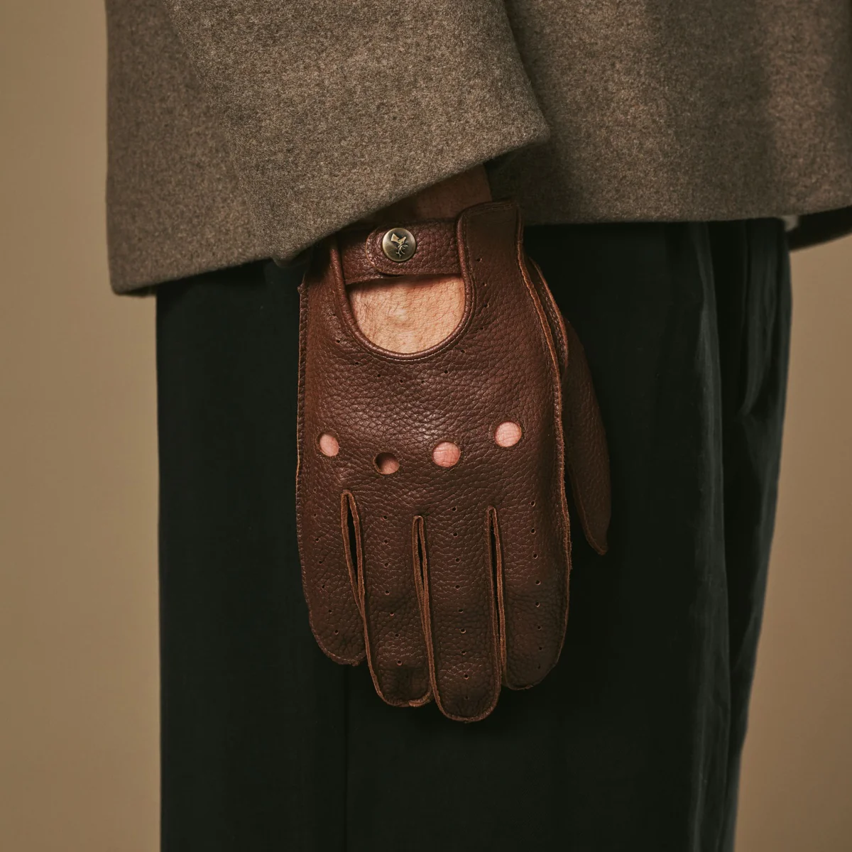Austin (brown) – Luxurious men's driving gloves made of American deerskin leather - Image 10