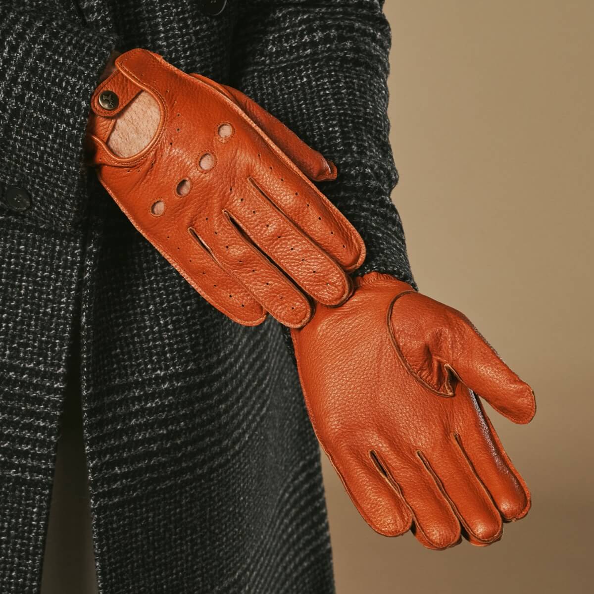 Austin (cognac) – Luxurious men's driving gloves made of American deerskin leather - Image 5