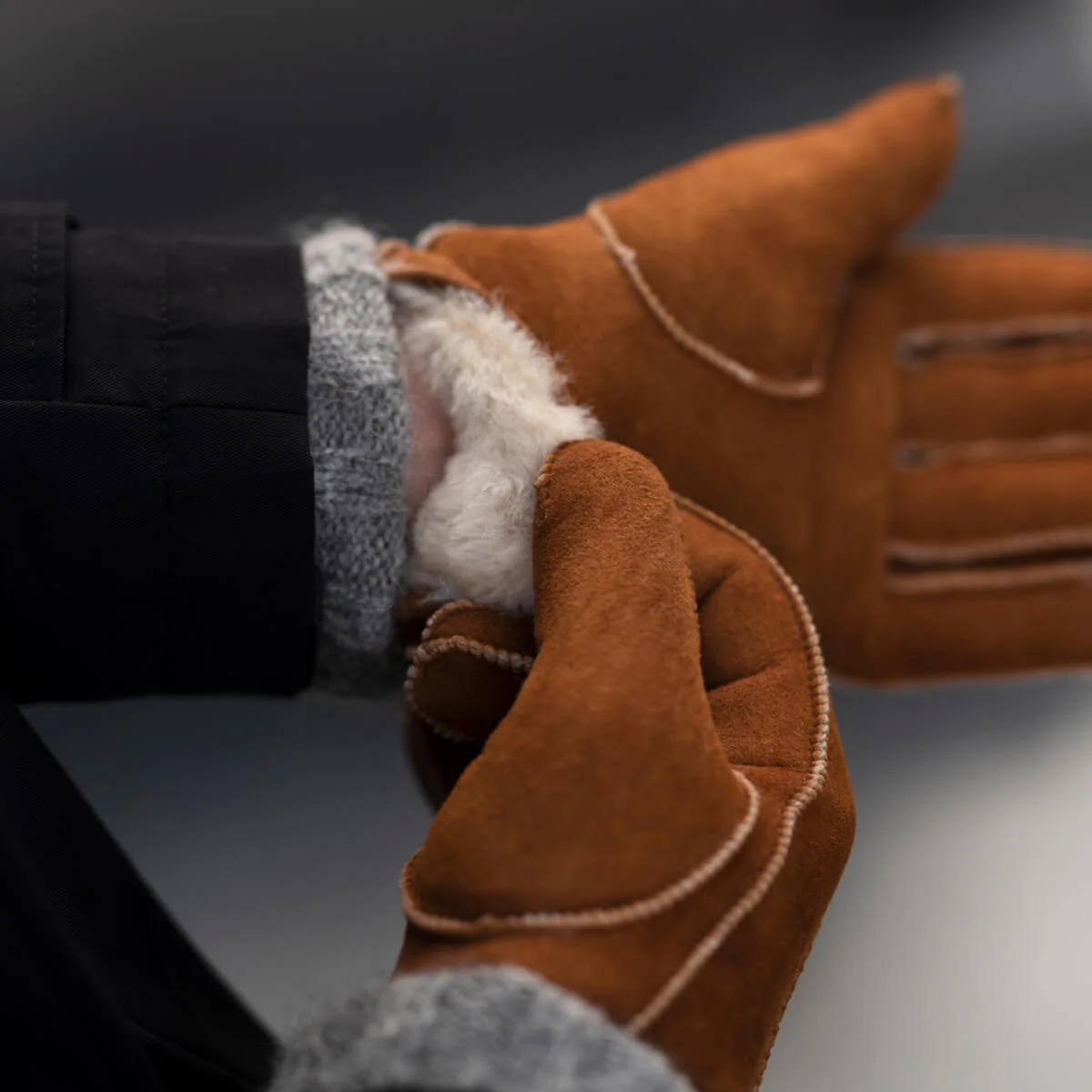 Clooney (camel) - Suede leather gloves with luxurious sheep fur lining - Image 8