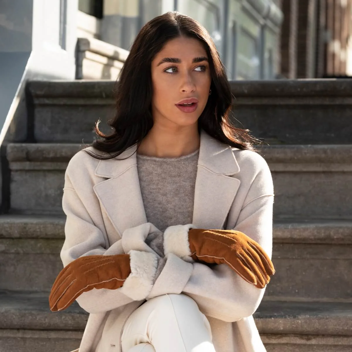 Giocante (camel) - Suede leather gloves with luxurious sheep fur lining - Image 10