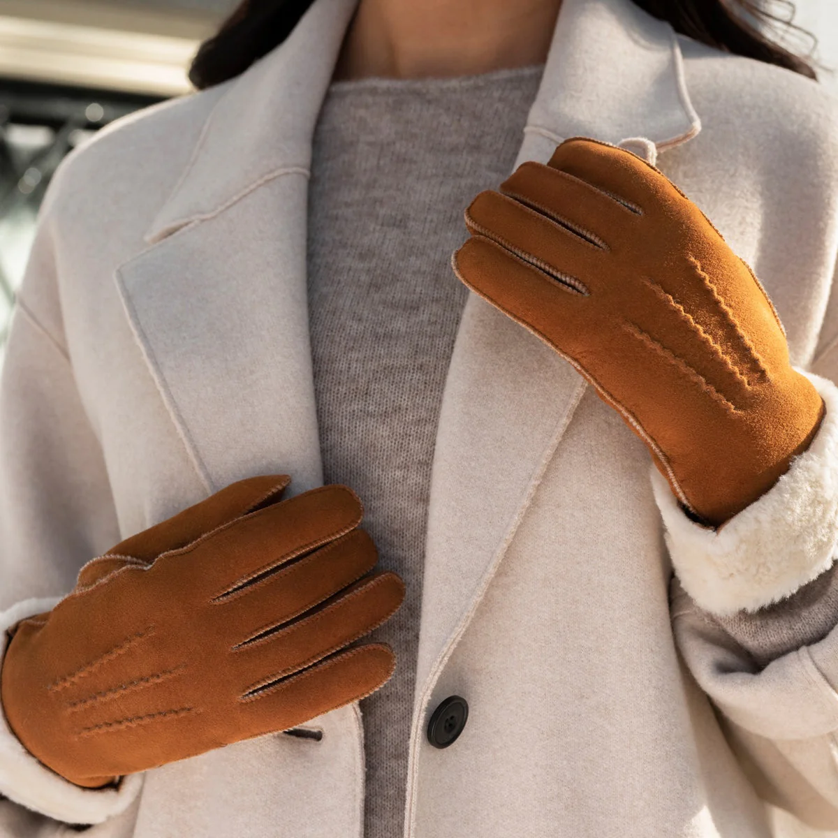 Giocante (camel) - Suede leather gloves with luxurious sheep fur lining - Image 7