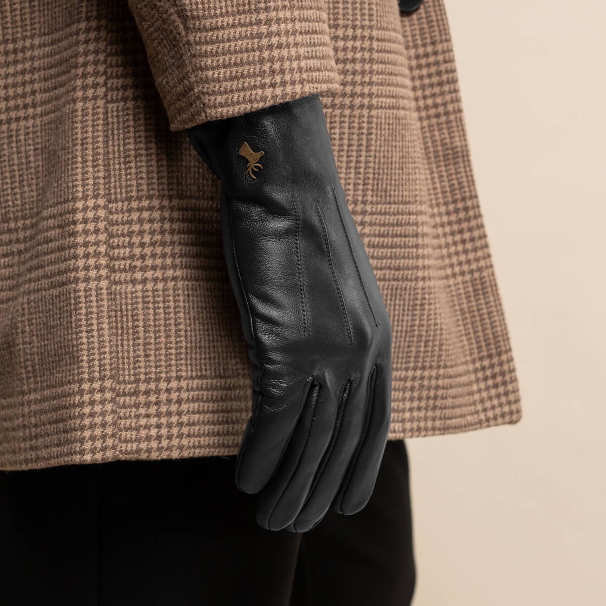 Jake (black) - Sheepskin gloves with warm fleece lining & touchscreen feature - Image 9