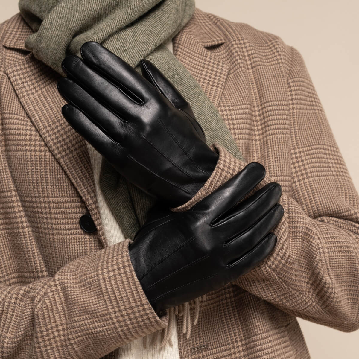 James (black) - Classic sheepskin leather gloves with luxurious cashmere lining & touchscreen feature - Image 11