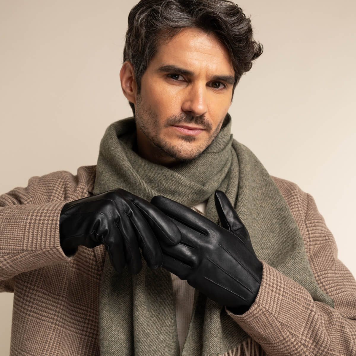 James (black) - Classic sheepskin leather gloves with luxurious cashmere lining & touchscreen feature - Image 13