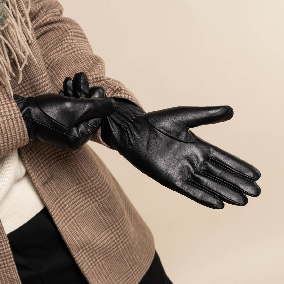 James (black) - Classic sheepskin leather gloves with luxurious cashmere lining & touchscreen feature - Image 14