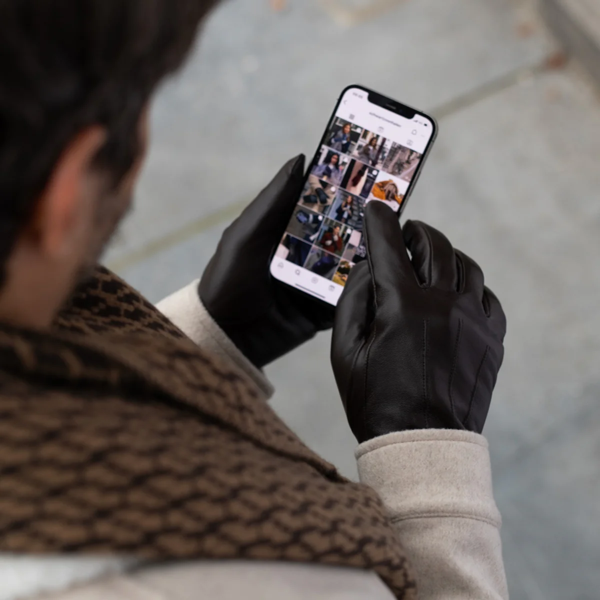 James (black) - Classic sheepskin leather gloves with luxurious cashmere lining & touchscreen feature - Image 6