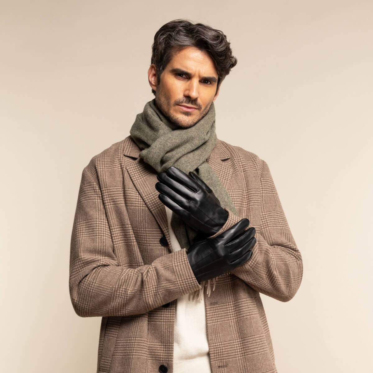 James (black) - Classic sheepskin leather gloves with luxurious cashmere lining & touchscreen feature - Image 7
