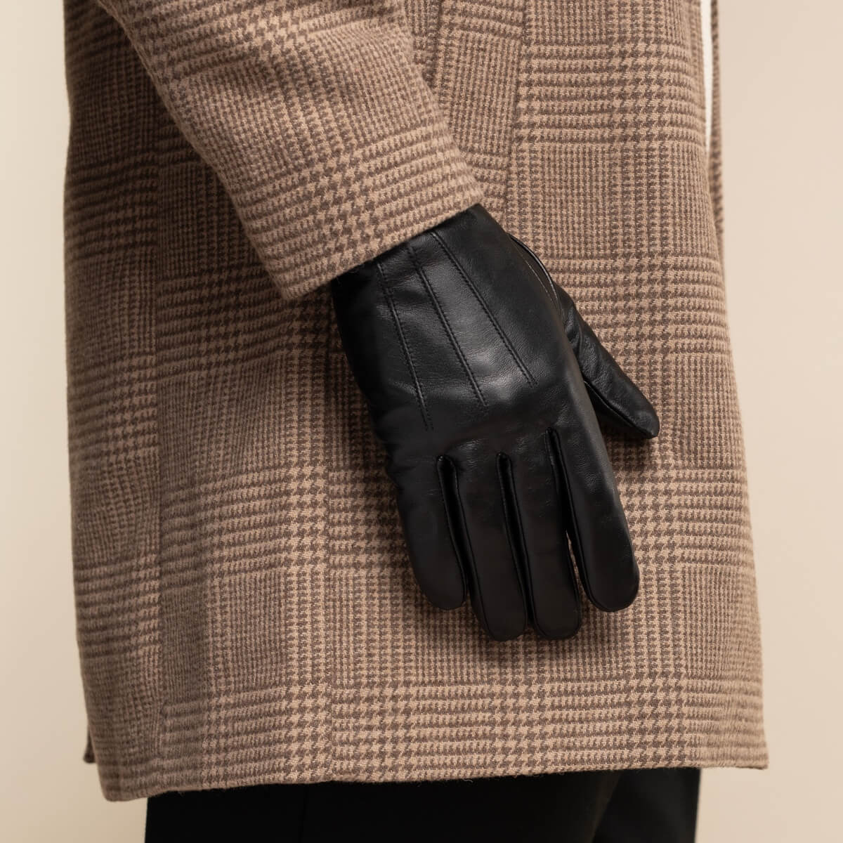 James (black) - Classic sheepskin leather gloves with luxurious cashmere lining & touchscreen feature - Image 8