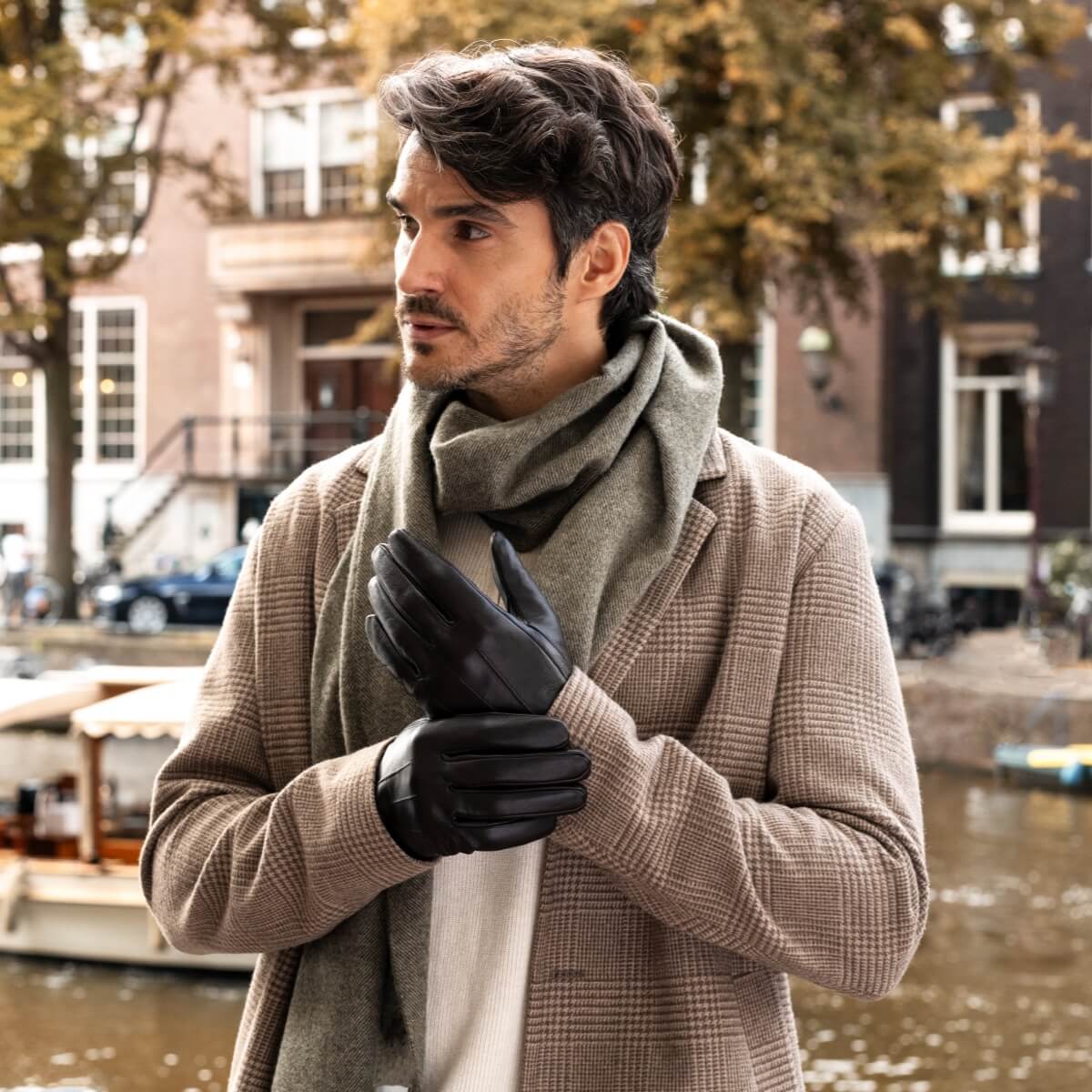 James (black) - Classic sheepskin leather gloves with luxurious cashmere lining & touchscreen feature - Image 9