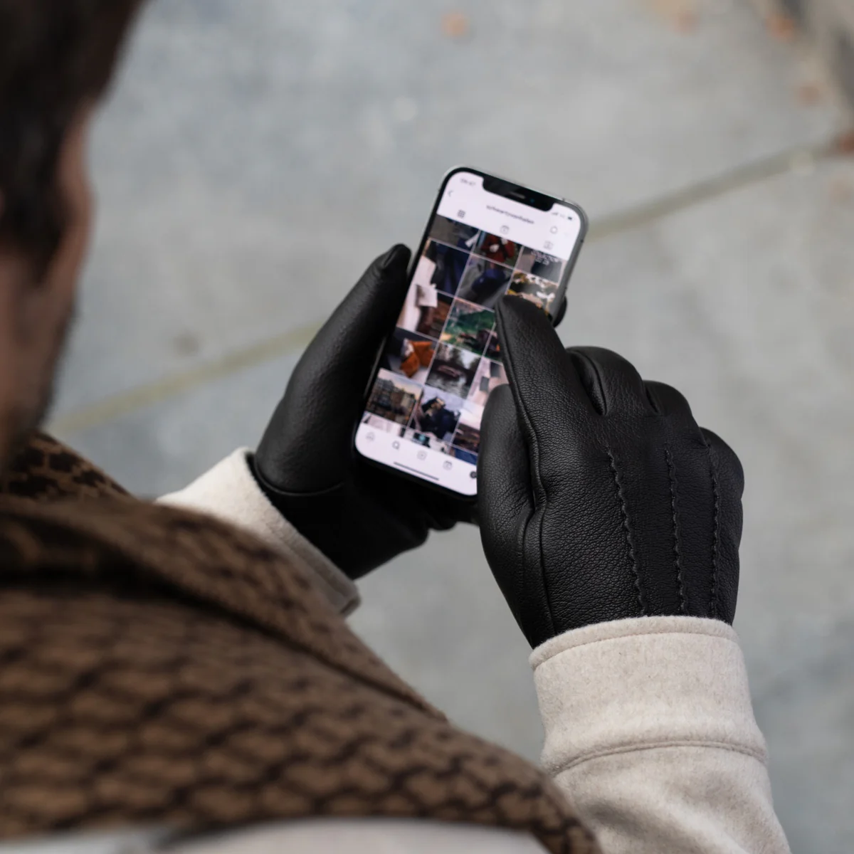 Jaxon (black) - Goatskin leather gloves with luxurious faux fur lining & touchscreen feature - Image 7