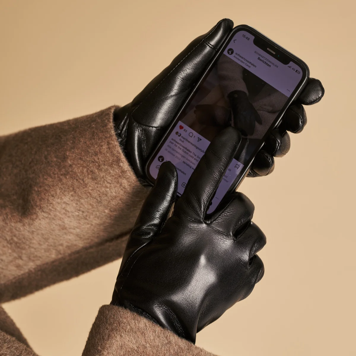 Luna (black) - Vegan leather gloves with warm fleece lining & touchscreen feature - Image 5