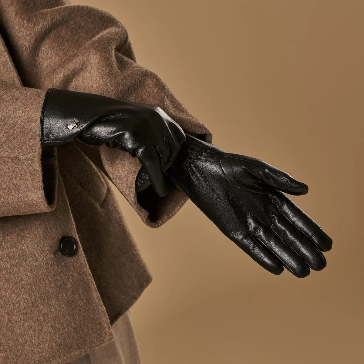 Luna (black) - Vegan leather gloves with warm fleece lining & touchscreen feature - Image 8