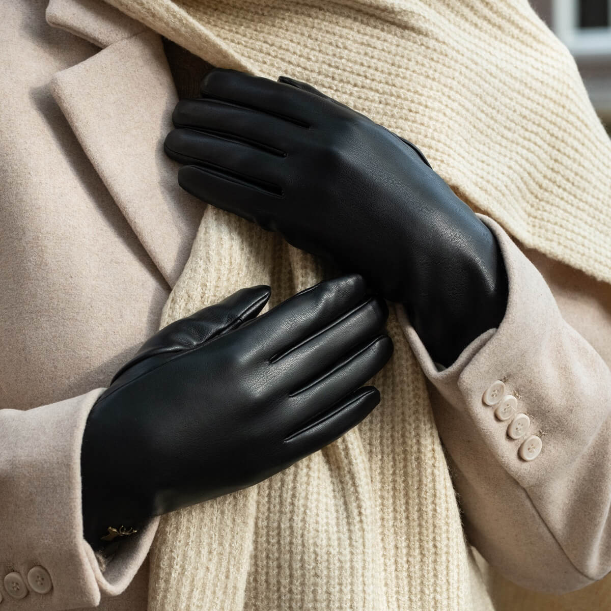 Luna (black) - Vegan leather gloves with warm fleece lining & touchscreen feature - Image 9