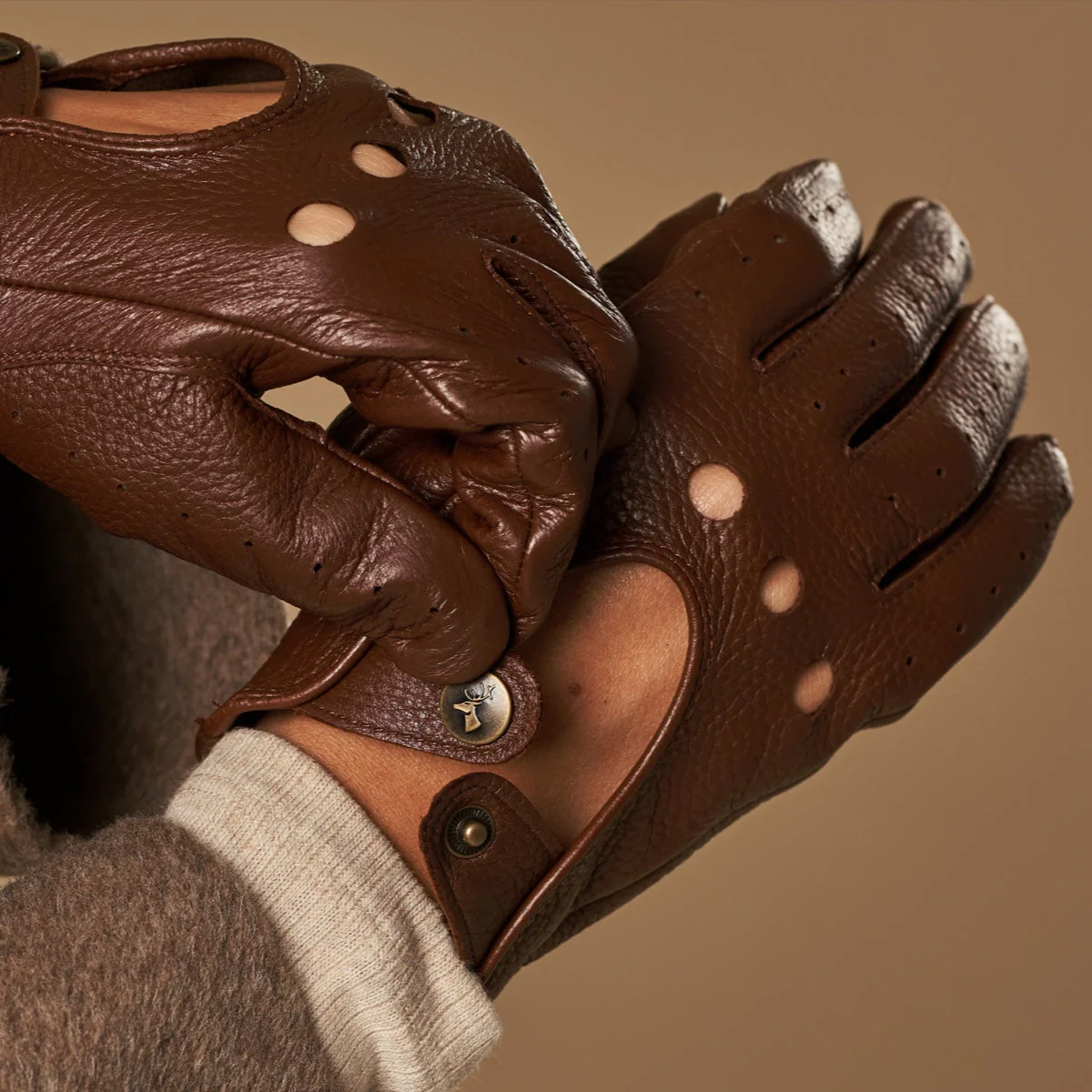 Marley (brown) – Luxurious women's driving gloves made of American deerskin leather - Image 7