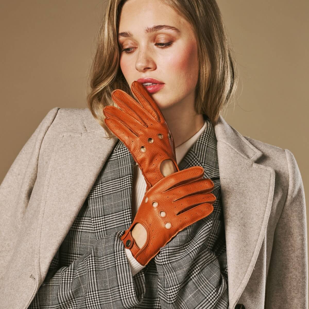 Marley (cognac) – Luxurious women's driving gloves made of American deerskin leather - Image 3