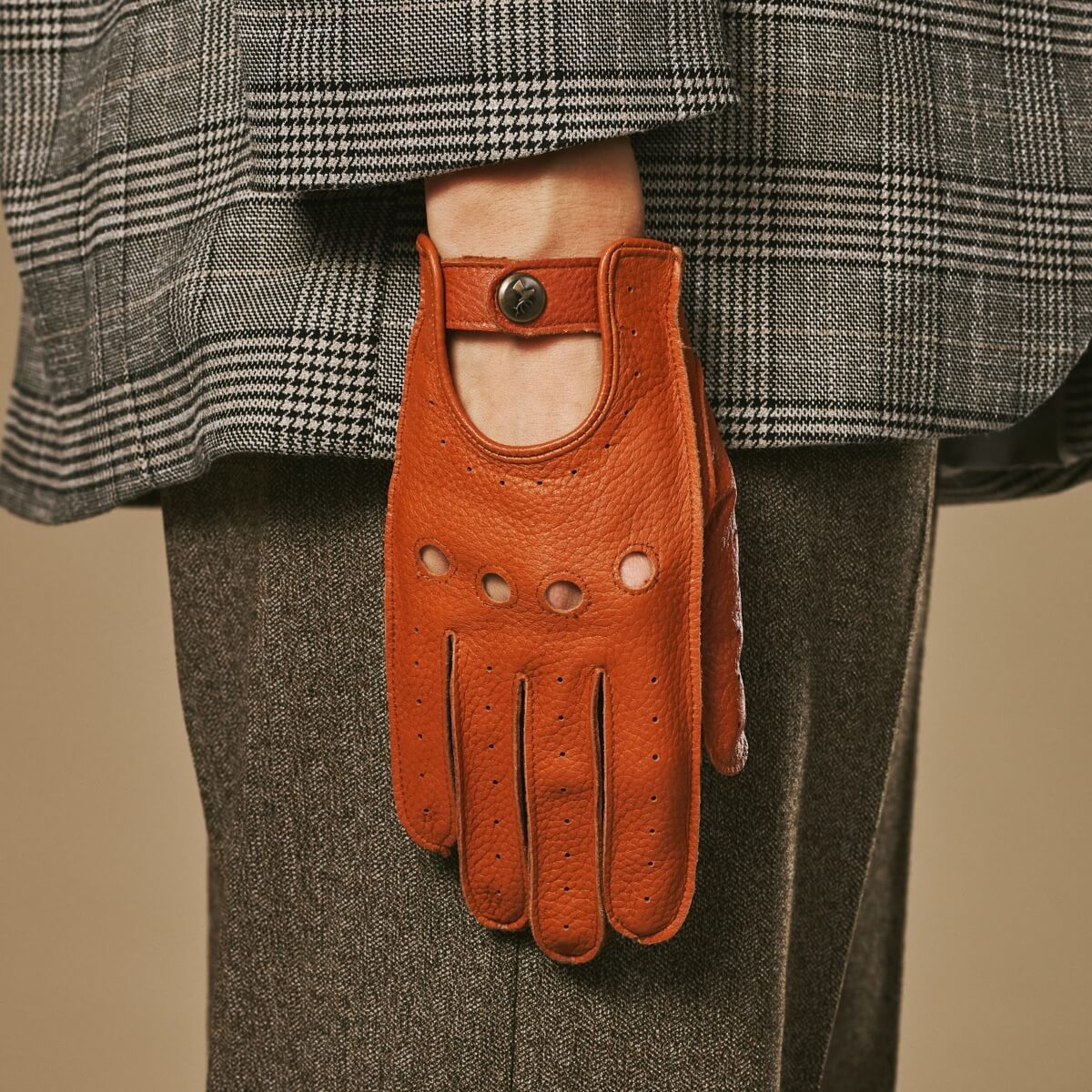 Marley (cognac) – Luxurious women's driving gloves made of American deerskin leather - Image 4