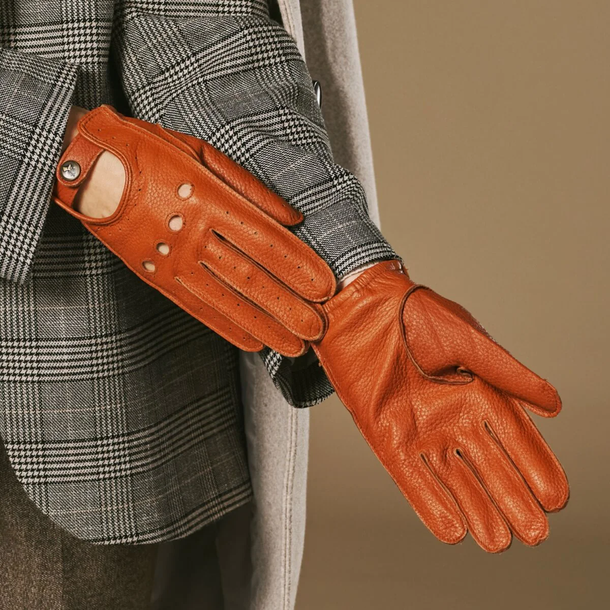 Marley (cognac) – Luxurious women's driving gloves made of American deerskin leather - Image 6