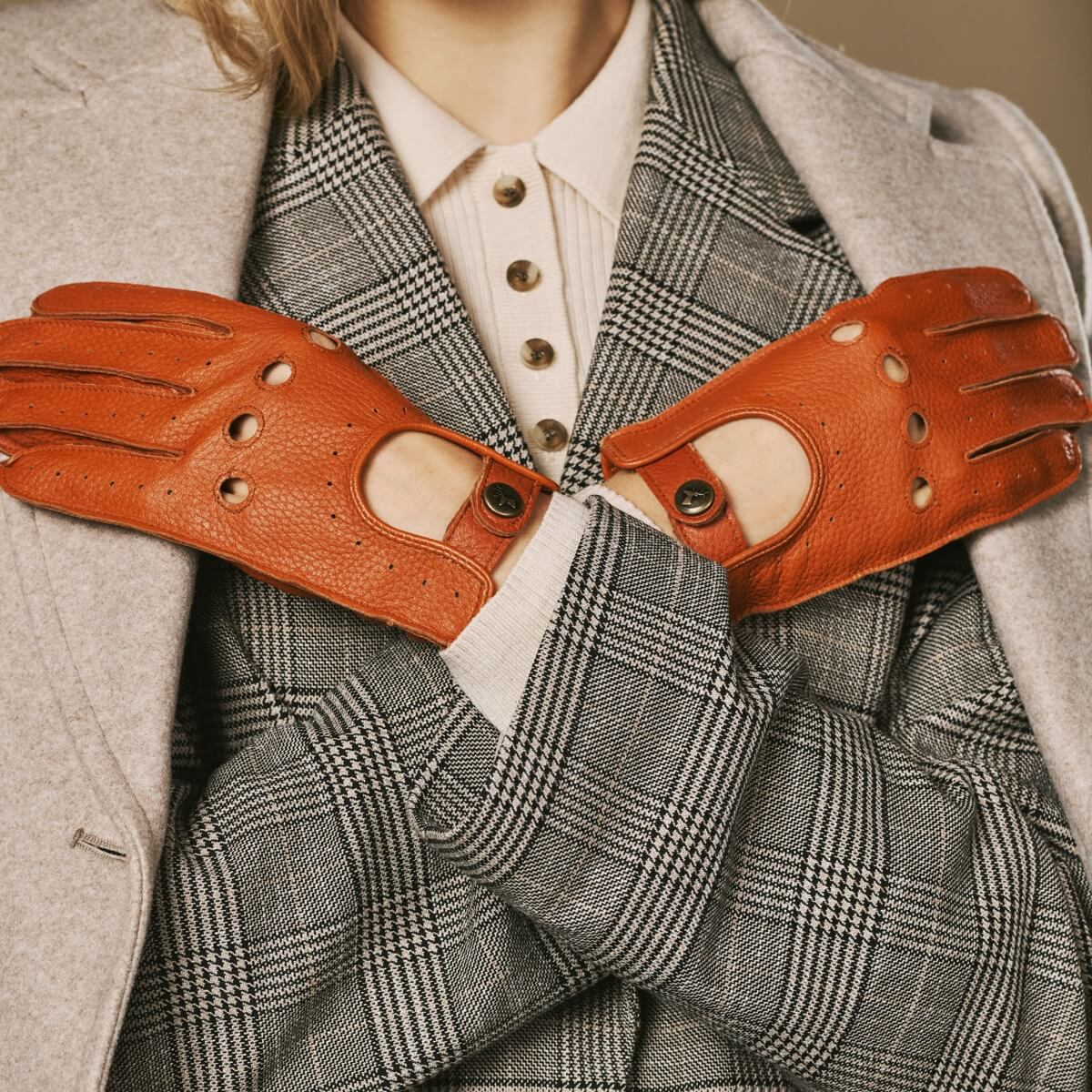 Marley (cognac) – Luxurious women's driving gloves made of American deerskin leather - Image 8