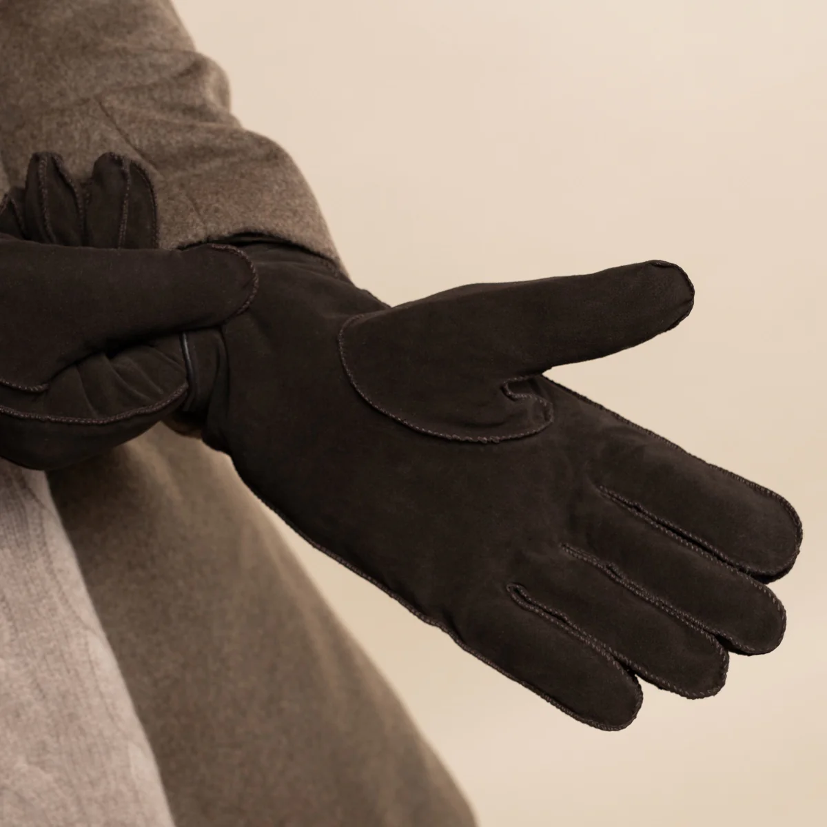 Matthew (brown) - Suede goatskin leather gloves with luxurious sheep fur lining - Image 9
