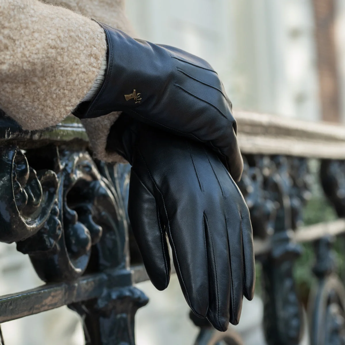 Musk (black) - Vegan leather gloves with fleece lining & touchscreen feature - Image 10