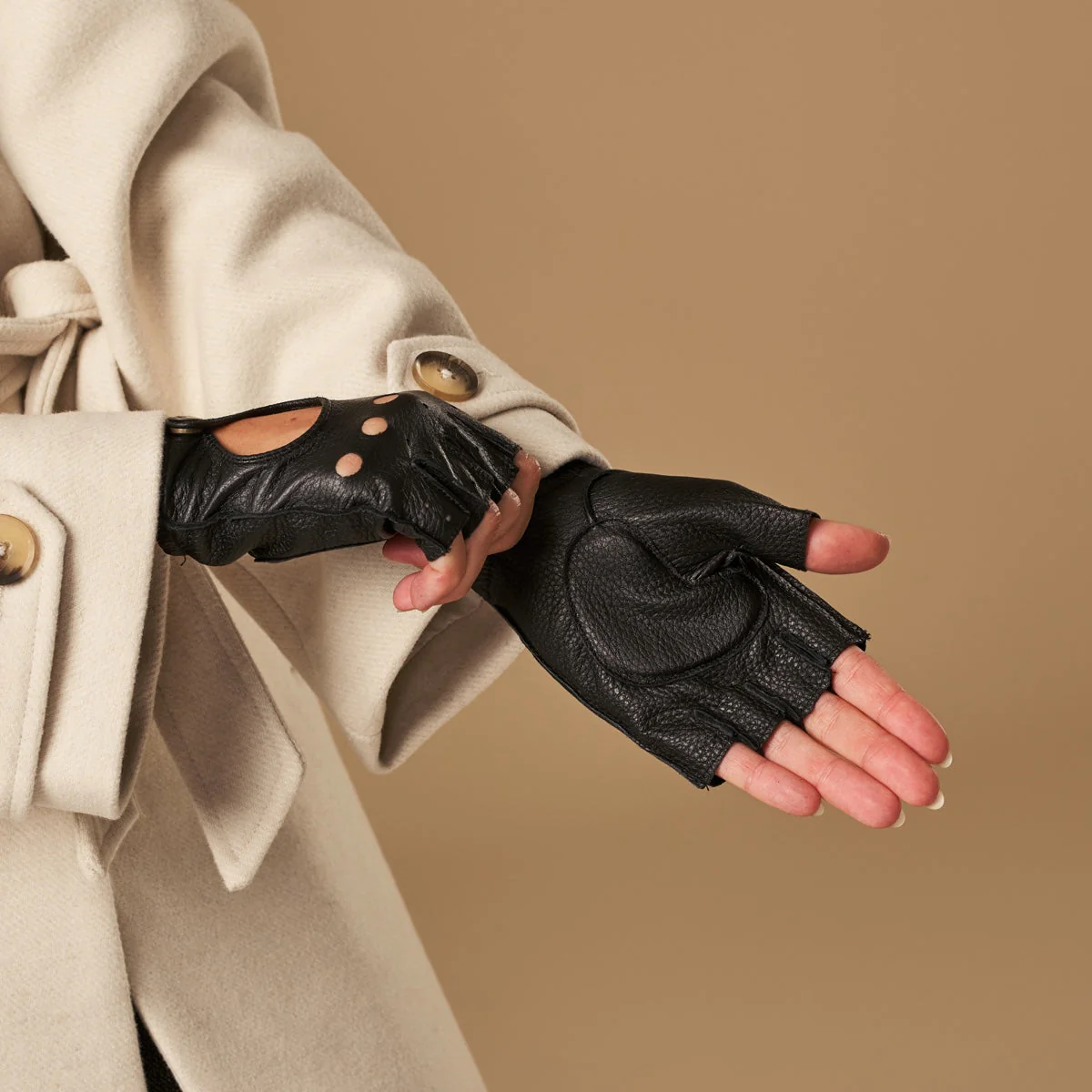Robyn (black) – Luxurious women's fingerless driving gloves made of American deerskin leather - Image 4