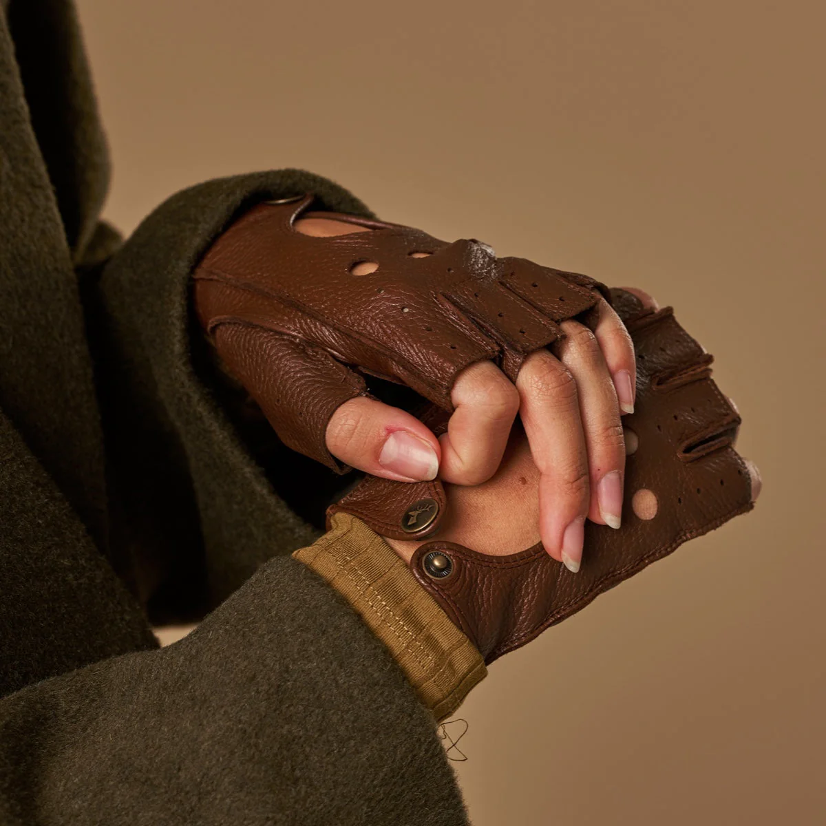 Robyn (brown) – Luxurious women's fingerless driving gloves made of American deerskin leather - Image 10