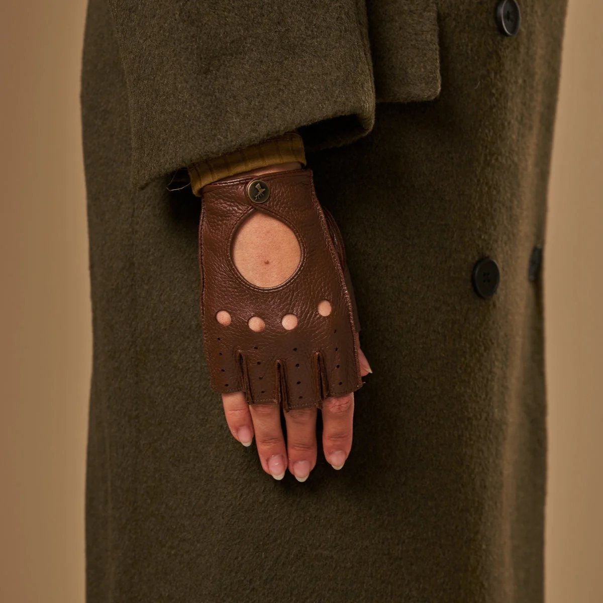 Robyn (brown) – Luxurious women's fingerless driving gloves made of American deerskin leather - Image 4