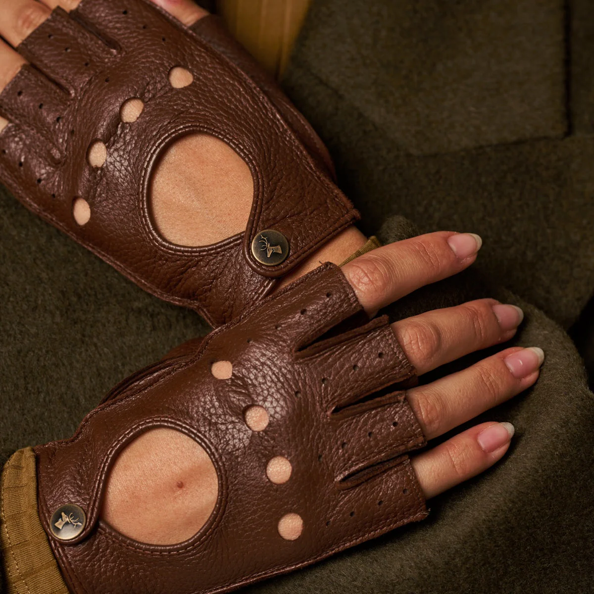 Robyn (brown) – Luxurious women's fingerless driving gloves made of American deerskin leather - Image 8