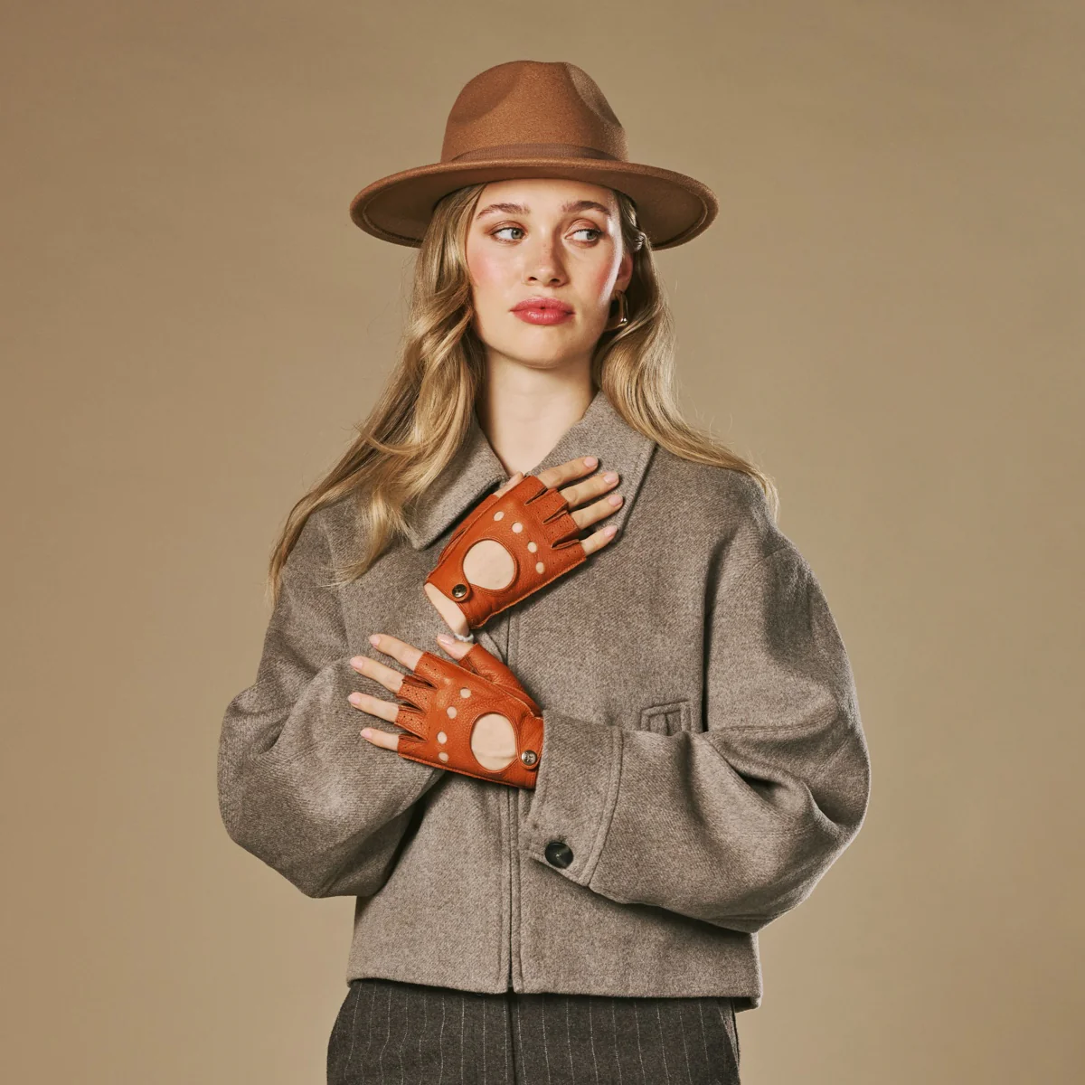 Robyn (cognac) – Luxurious women's fingerless driving gloves made of American deerskin leather - Image 3