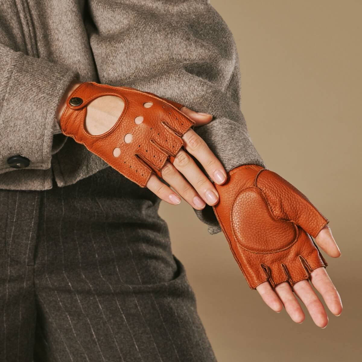 Robyn (cognac) – Luxurious women's fingerless driving gloves made of American deerskin leather - Image 4