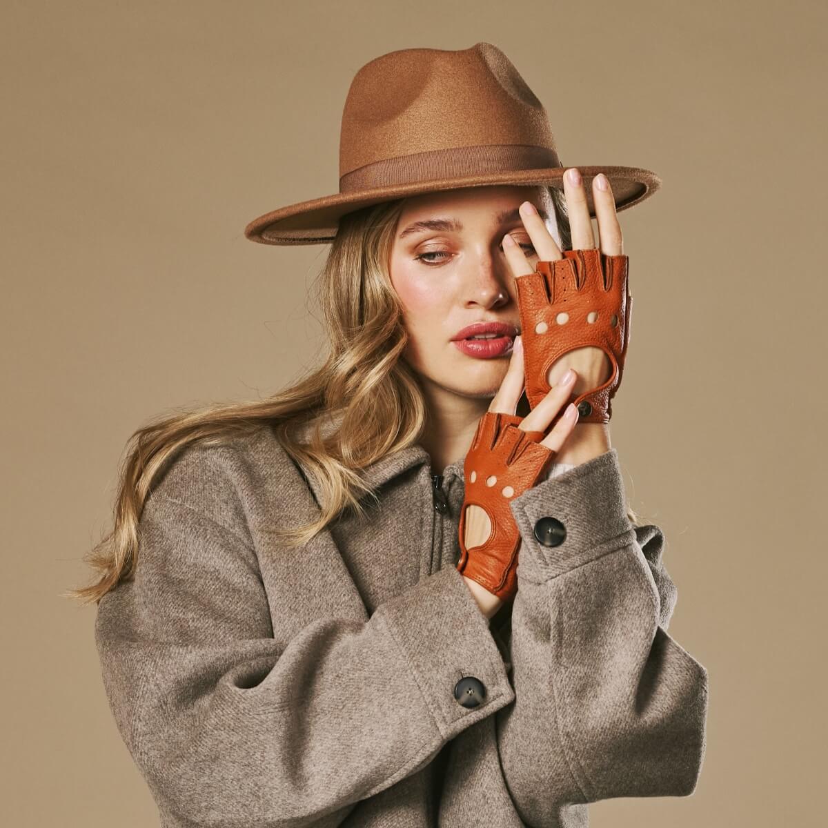 Robyn (cognac) – Luxurious women's fingerless driving gloves made of American deerskin leather - Image 5