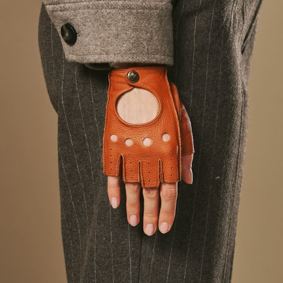 Robyn (cognac) – Luxurious women's fingerless driving gloves made of American deerskin leather - Image 6