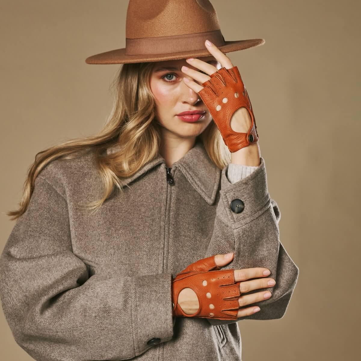 Robyn (cognac) – Luxurious women's fingerless driving gloves made of American deerskin leather - Image 8