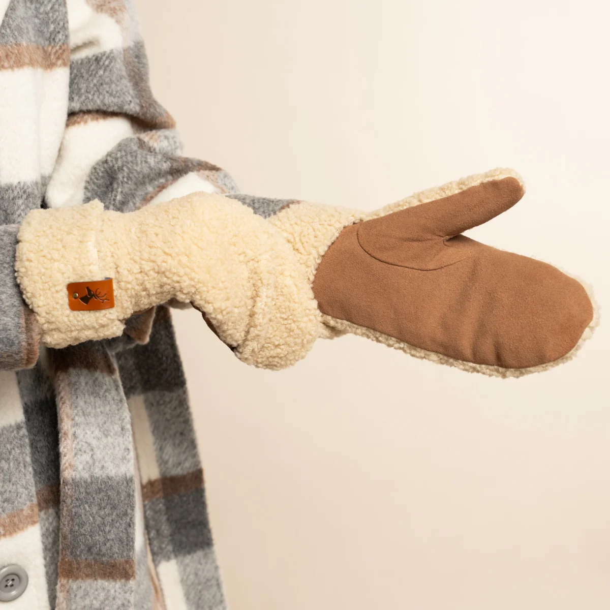 Sophia (beige) - Suede teddy mittens with warm faux fur lining - Image 10
