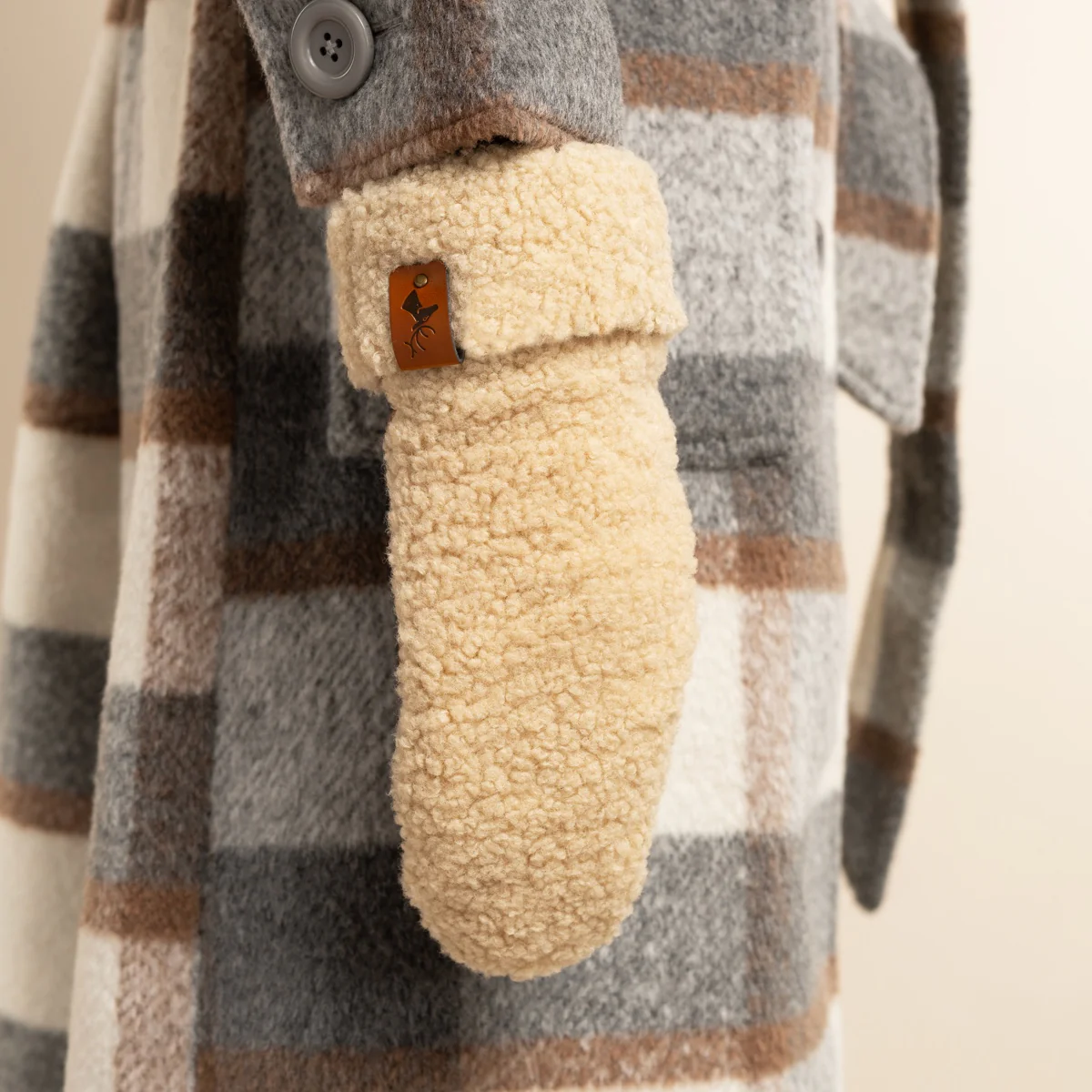 Sophia (beige) - Suede teddy mittens with warm faux fur lining - Image 7