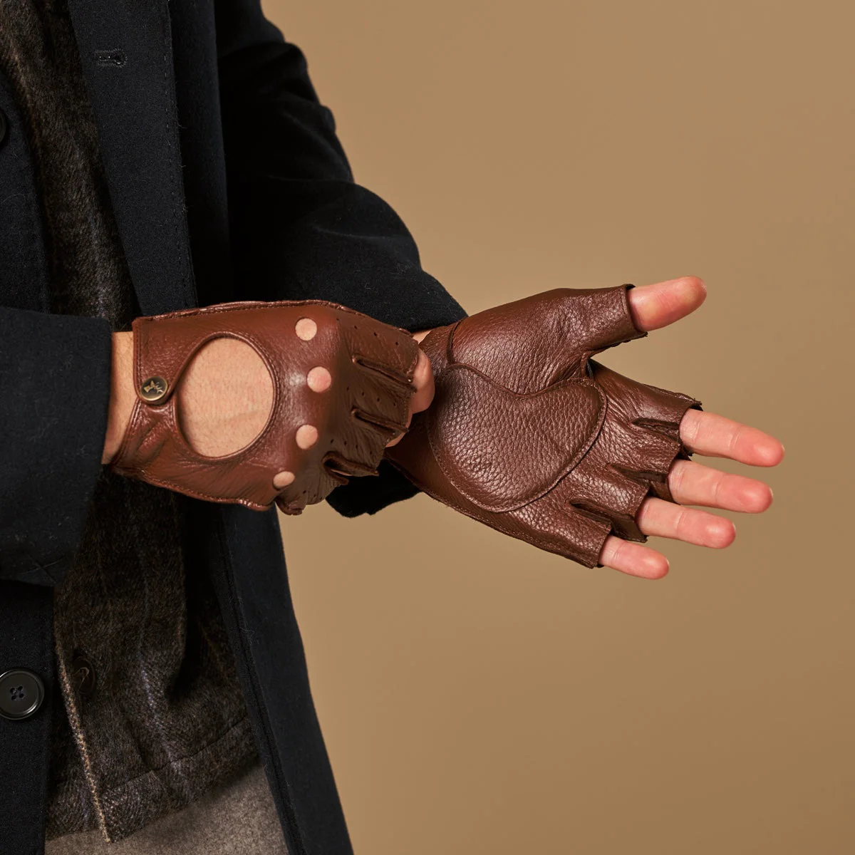 Zane (brown) – Luxurious men's fingerless driving gloves made of American deerskin leather - Image 4