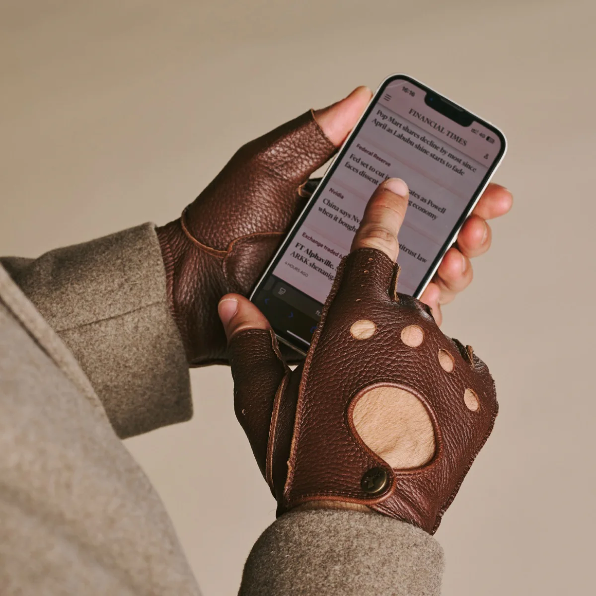 Zane (brown) – Luxurious men's fingerless driving gloves made of American deerskin leather - Image 5