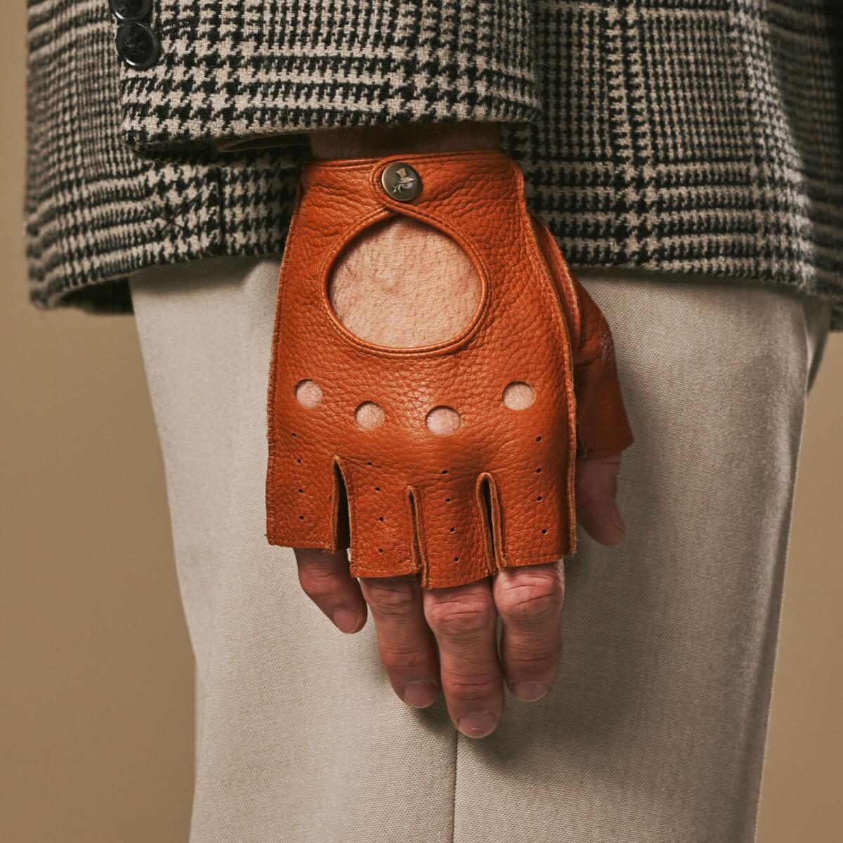 Zane (cognac) – Luxurious men's fingerless driving gloves made of American deerskin leather - Image 4