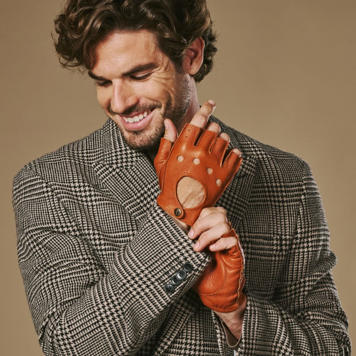 Zane (cognac) – Luxurious men's fingerless driving gloves made of American deerskin leather - Image 5